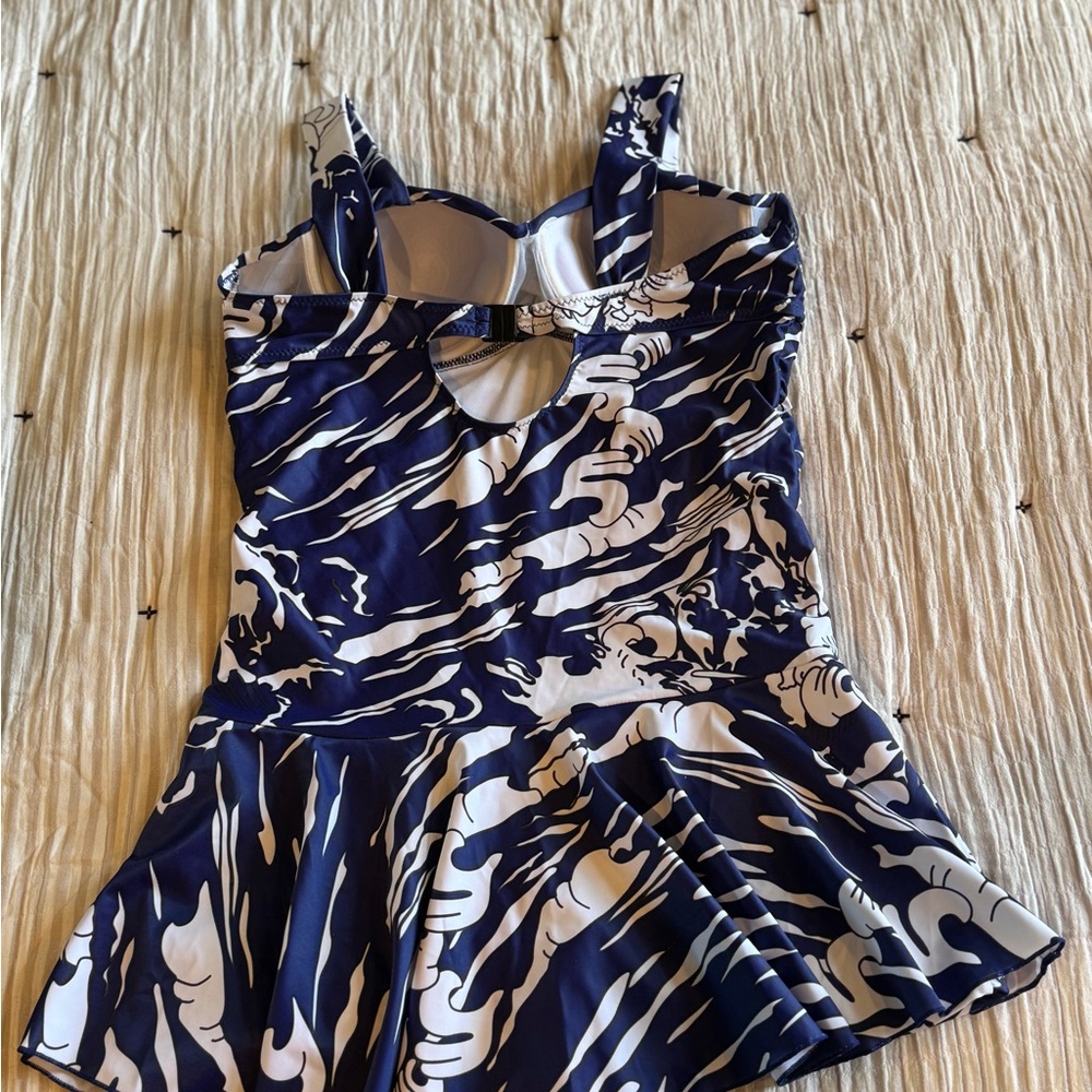 Wave Patterned Swimsuit - Picture 3 of 4